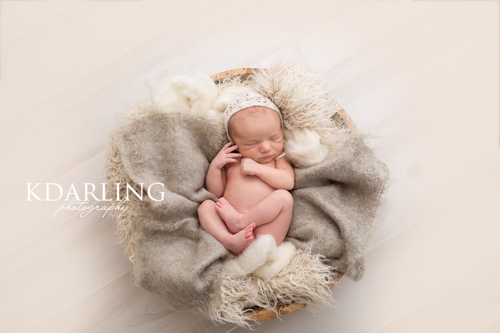 newborn-girl-neutral-organic-sleeping-champaign-il-county-photographer-darling_0335